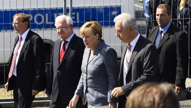 Cancelarul Germaniei, Angela Merkel, huiduit de manifestanți la sosirea într-un centru de refugiați