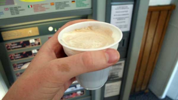 Pericolul din cafeaua de la automat. Otrava ascunsă care îţi macină organele, pe rând 