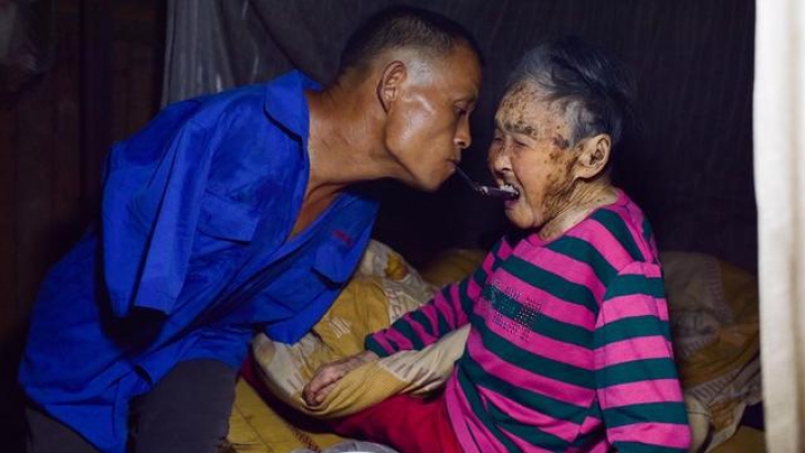 Nu are mâini, dar a ajutat-o pe mama sa. Gestul impresionant făcut de un bărbat din China