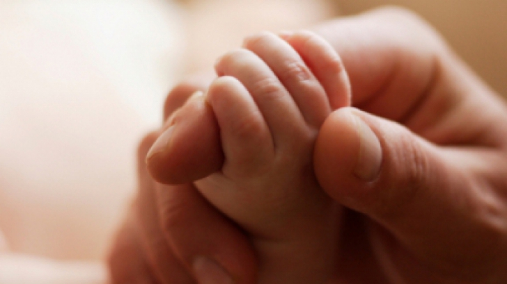 Bebeluş de 15 luni bătut, la spital în Timişoara. Explicaţie incredibilă pentru rănile sale