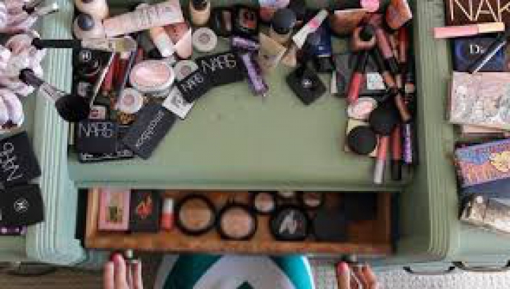 Ia produse folosite de alţii şi le revinde! A reuşit să facă deja 1 milion de dolari!