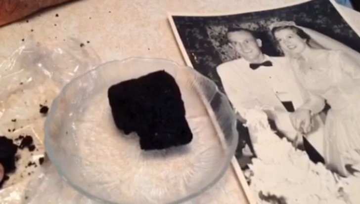 Este îngrozitor ce face acest cuplu cu o bucată de tort de la nunta lor din urmă cu 60 de ani