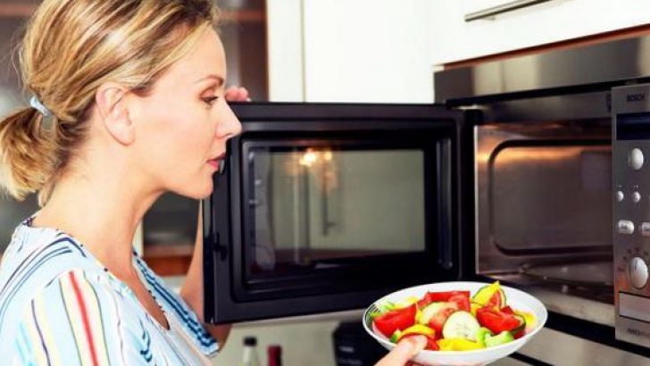  
De ce nu este bine să încălzim mâncarea în cuptorul cu microunde 