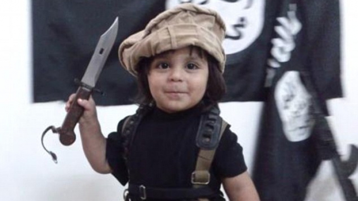 Filmare înspăimântătoare. Cum îşi antrenează un tată fiul de doi ani pentru a deveni terorist ISIS