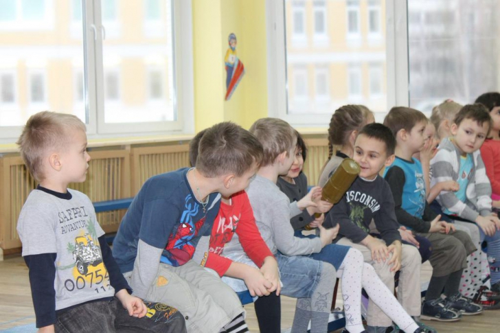 Imagini şocante! Iată cu ce se joacă la grădiniţă copiii ruşi
