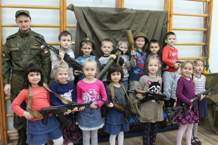 Imagini şocante! Iată cu ce se joacă la grădiniţă copiii ruşi