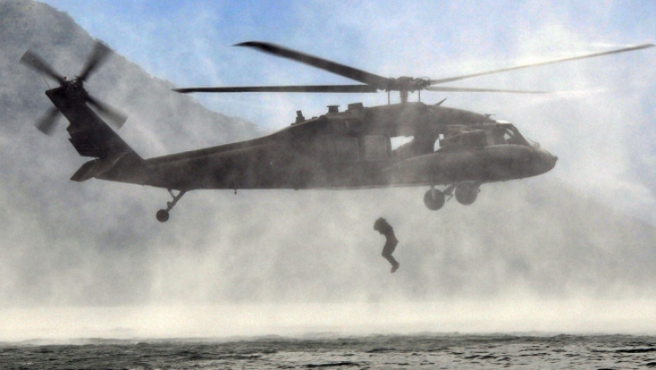 Dramă! Un elicopter militar s-a prăbuşit în apă. Cinci persoane se aflau la bord