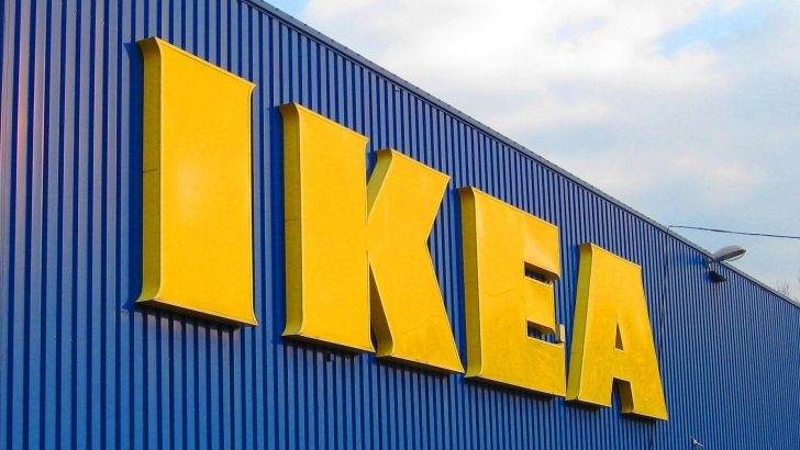Magazinul Ikea, vandalizat de un bărbat. Ce simbol obscen a desenat acesta pe pereţi şi mobilă