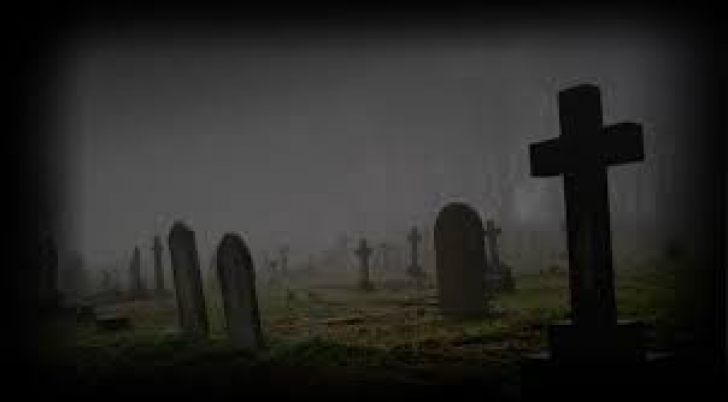 Scenă șocantă văzută de o femeie noaptea în cimitir: "Aluneca printre morminte, era înfiorător"