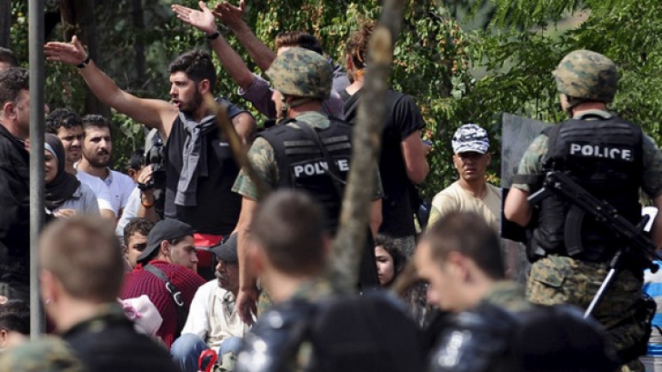 Haos la graniţa Macedoniei. Mii de imigranţi au rupt cordoanele poliţiei