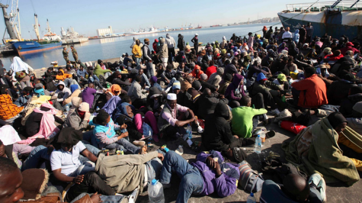 Peste 2.000 de imigranți, ținuți închiși în incinta unui stadion de pe insula Kos, Grecia 