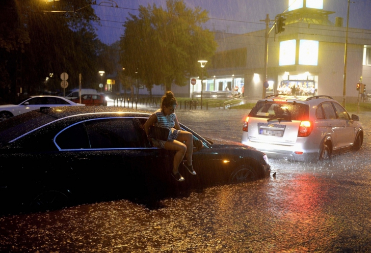 Imagini uluitoare cu inundaţiile din Ungaria: meteorologii spun că furtuna a fost "excepţională"