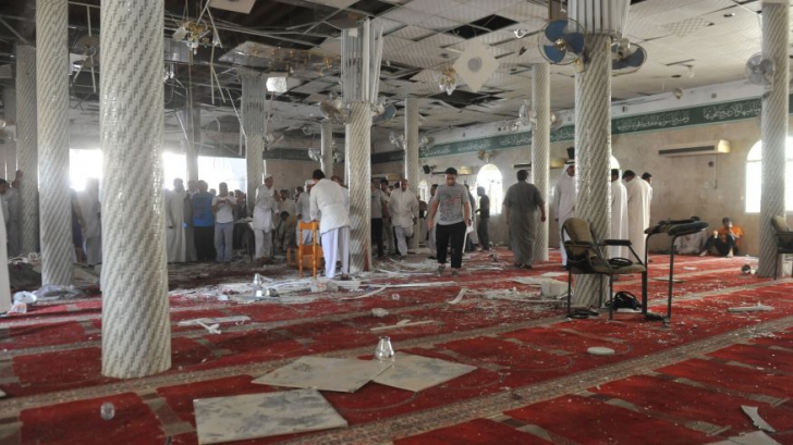 Măcel într-o moschee saudită. 17 membri ai forțelor de securitate, uciși într-un atac cu bombă