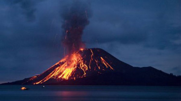 VIDEO Imagini spectaculoase cu vulcanul Piton de la Fournaise: A erupt a patra oară în acest an