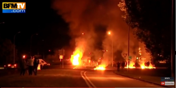 Haos: zeci de romi au blocat o autostradă, în Franţa. Imagini spectaculoase