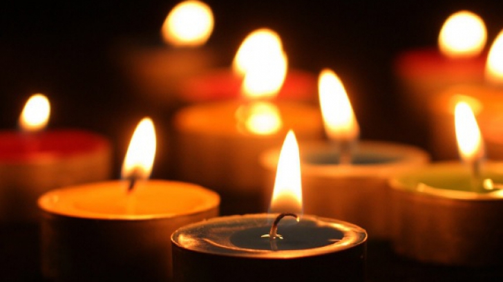 Cluj: Flori şi lumânără pentru tinerii morţi în incendiul din Clubul Colectiv