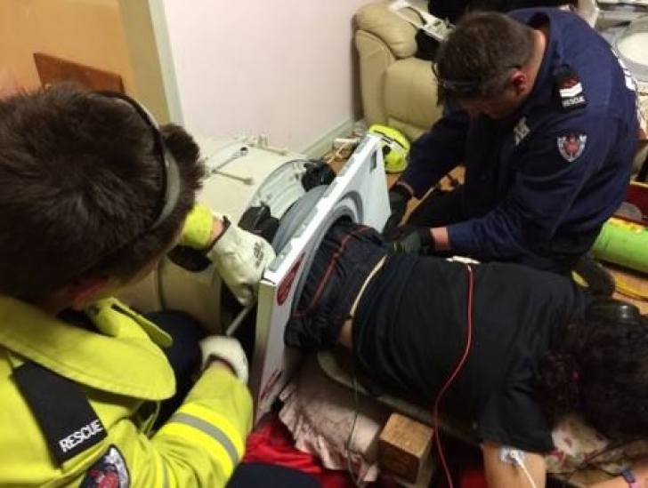 Salvat de pompieri după trei ore petrecute în maşina de spălat