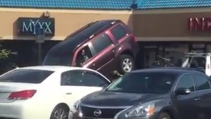 Video viral: ce a făcut un şofer după ce maşina i-a fost remorcată