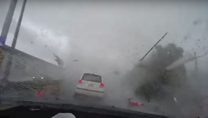 Momentul în care o mașină este smulsă de o tornadă. Imagini incredibile