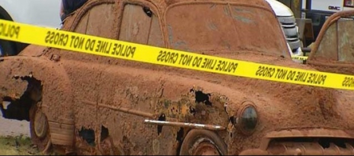 Poliţiştii au găsit două mașini, dispărute de 40 de ani. Ce era în ele. Au rămas marcaţi pe viaţă