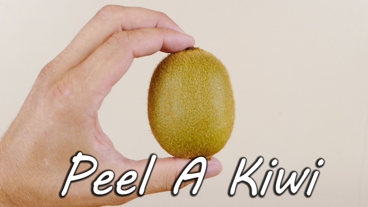Cum separi pulpa unui kiwi sau a unui mango de coajă, în doar 5 secunde, fără vreun aparat - VIDEO