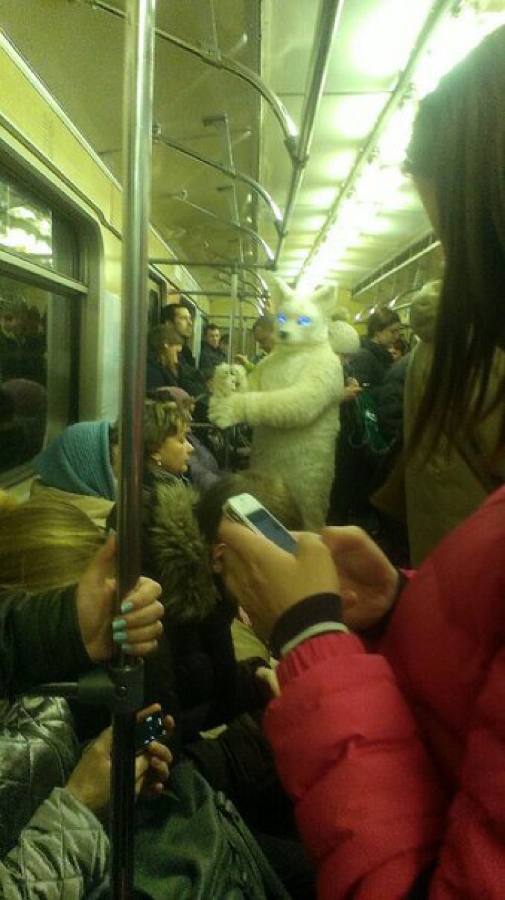 Cei mai ciudaţi oameni de la metrou. Nebunia lor nu are limite