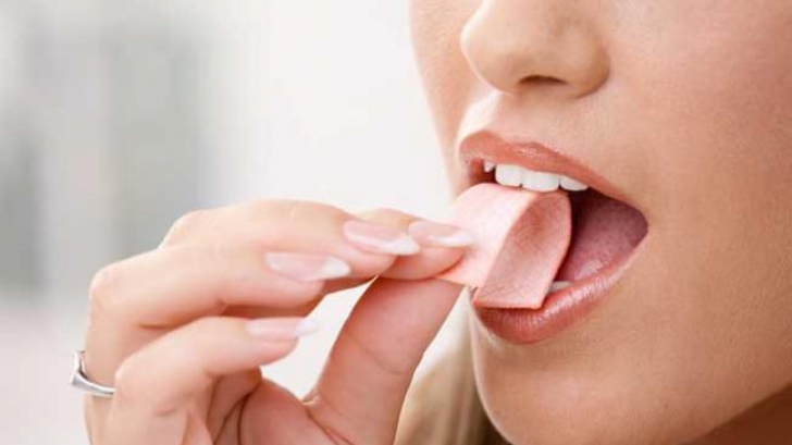 Cum dăunează guma de mestecat sănătății