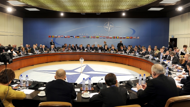Liderii statelor central şi est-europene cer baze NATO permanente