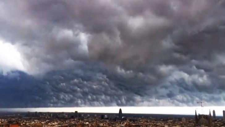 IMAGINI APOCALIPTICE după ce mai mulți nori uriași au apărut pe cer