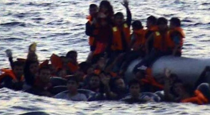 Scene de coşmar în Grecia. Paza de Coastă a încercat să scufunde o barcă plină cu imigranţi