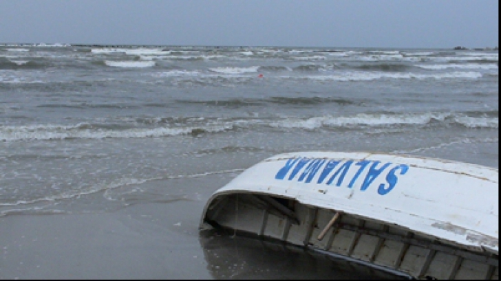 Incident ȘOCANT în Vama Veche: un francez a intrat cu mașina în mare! Imagini incredibile