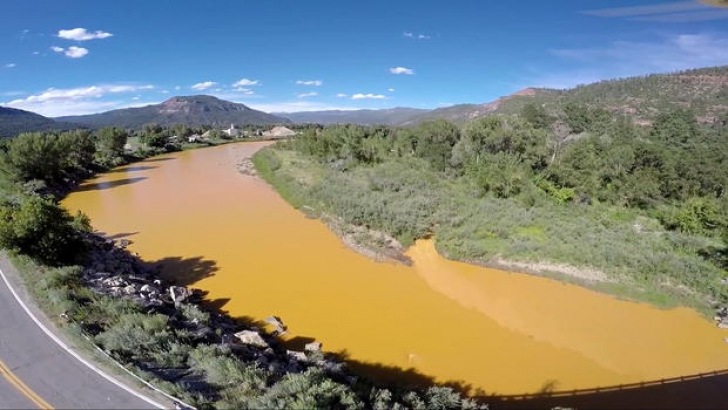 Un râu din Colorado a devenit, peste noapte, portocaliu! Imagini incredibile!