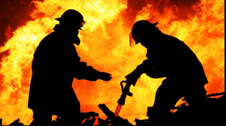 Incendiu violent în Capitală, într-un bloc de locuinţe: o femeie a avut nevoie de îngrijiri medicale