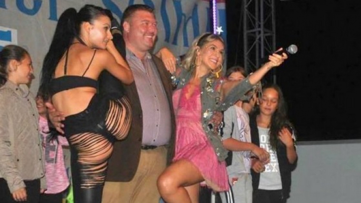 Primarul unei comune din România, show sexy pe scenă, în faţa copiilor. A pus fotografia pe Facebook / Foto: Facebook.com