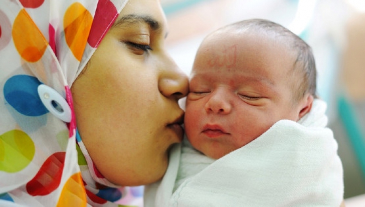 Bebelușul unei refugiate din Siria s-a născut cu un semn incredibil. Ce scrie pe fruntea sa