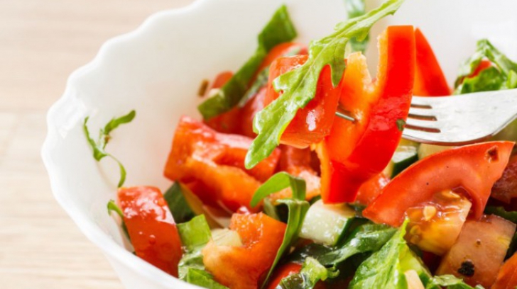 Cum slăbești cu salată de roșii și castraveți