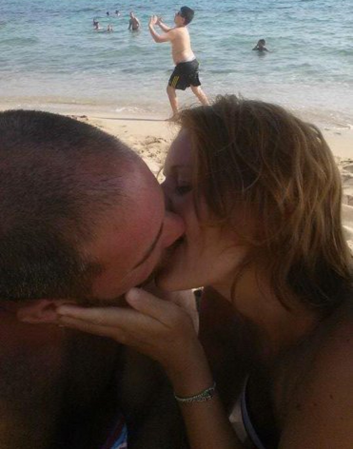 Și-au făcut un selfie pe plajă, în timp ce se sărutau, și apoi l-au postat pe internet. Ce a urmat 