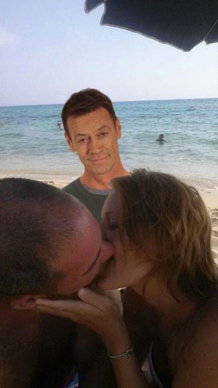 Și-au făcut un selfie pe plajă, în timp ce se sărutau, și apoi l-au postat pe internet. Ce a urmat 