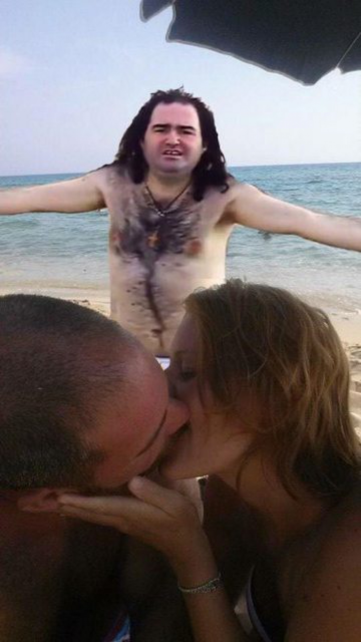Și-au făcut un selfie pe plajă, în timp ce se sărutau, și apoi l-au postat pe internet. Ce a urmat 