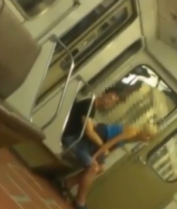 Un cuplu a fost surprins făcând sex într-un metrou, sub privirile călătorilor