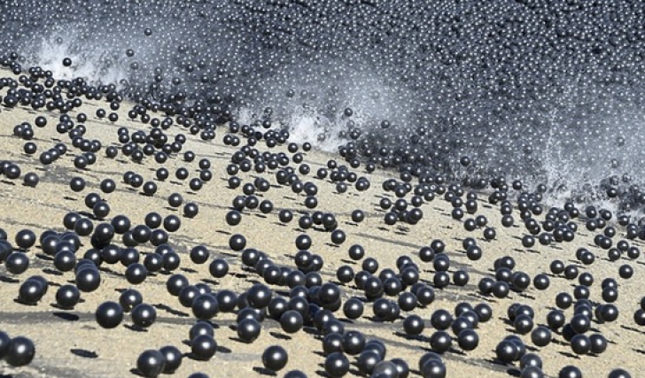 Au aruncat milioane de mingi negre de plastic în apă. Motivul, halucinant!