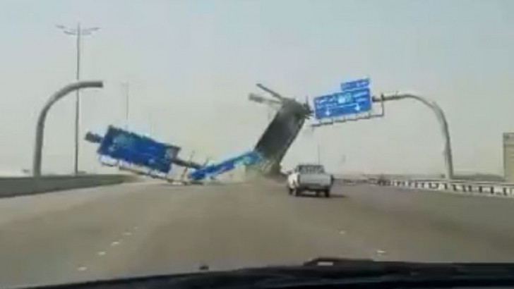 Ce se întâmplă când un camion merge pe autostradă cu remorca rabatată