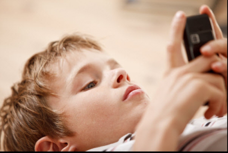 Copiii, în pericol din cauza smartphone-urilor! Medicii americani trag un nou semnal de alarmă!