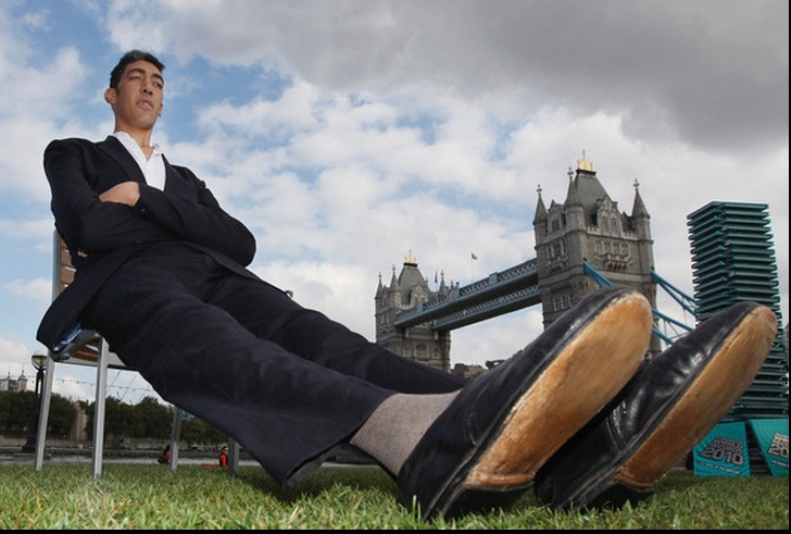 Are cele mai lungi mâini!  Guinnes Book îi reconfirmă însă şi un alt record!