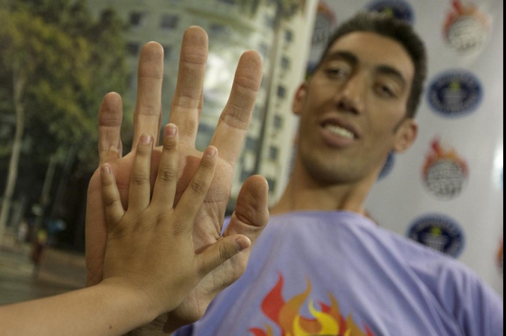 Are cele mai lungi mâini!  Guinnes Book îi reconfirmă însă şi un alt record!