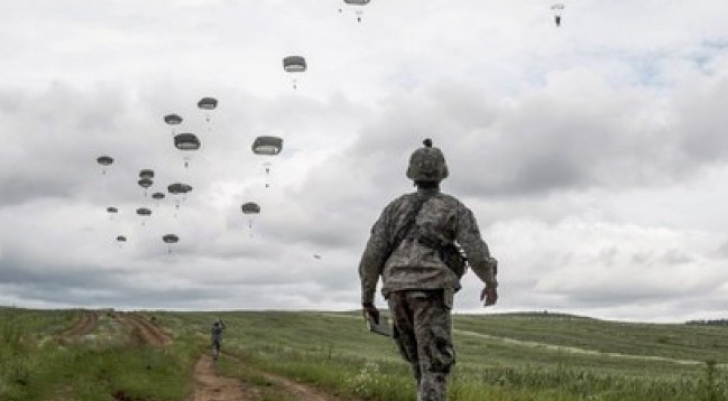 Forţele NATO aeropurtate se antrenează în România. Militari străini se paraşutează la Smârdan