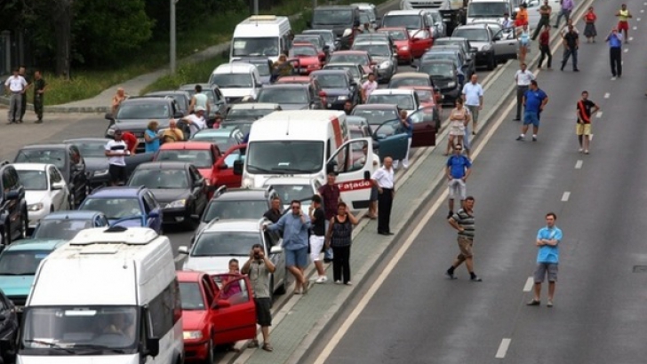 SONDAJ. Sunteţi mulţumiţi de modul în care se desfăşoară traficul în vacanţă, în România?