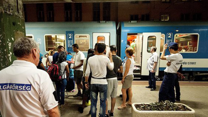 Ungaria i-a lăsat pe refugiații de la Budapesta să se urce în trenuri cu destinația Germania 