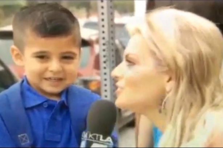 Reporterul l-a făcut pe acest băiețel să plângă în prima zi de școală. Ce l-a întrebat