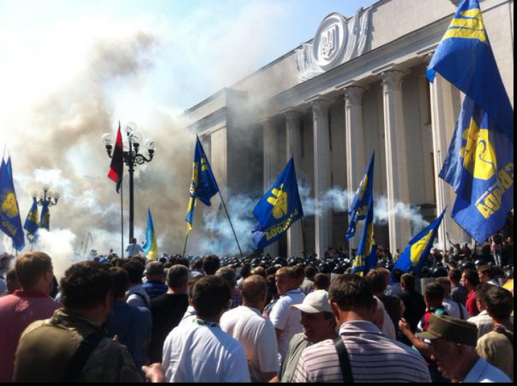 Explozie în faţa parlamentului de la Kiev! 12 persoane au fost rănite. Bilanţul este provizoriu!